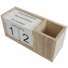 לוח שנה שולחני בצורת קוביות עץ עם כוס לעטים. מתנה מצוינת לעובדים ולקוחות לחג.